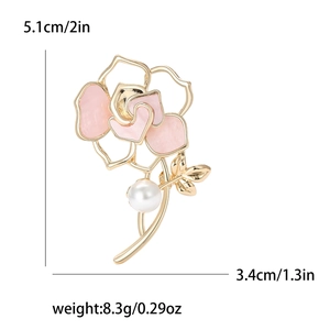 Élégante broche camélia dorée avec pétales en émail rose et perle au centre