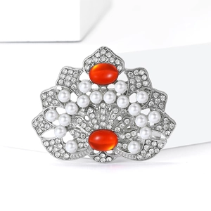 Broche couronne vintage de luxe avec pierres orange et perles sur décor géométrique