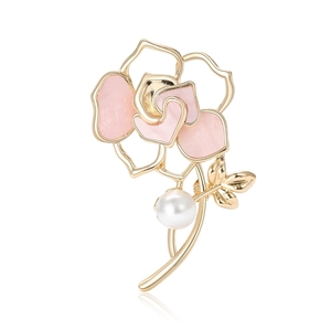Broche camélia élégante avec pétales en émail rose, perle blanche et finition dorée