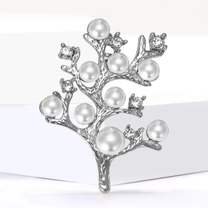 Broche arbre élégante en alliage argenté avec perles et cristaux sur présentoir