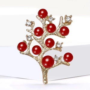 Broche élégante en forme de branche dorée avec perles rouges et cristaux brillants