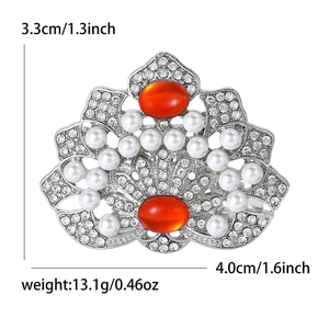 Broche couronne vintage avec perles, gemmes rouges et cristaux sur métal argenté