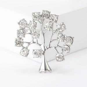 Broche arbre en argent avec strass scintillants et design de branche élégant