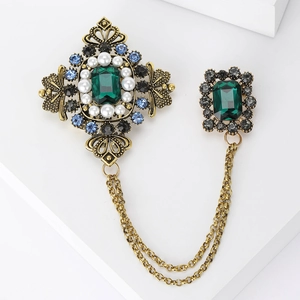Baroque retro alloy brooch with emerald green crystals and pearl tassels for women