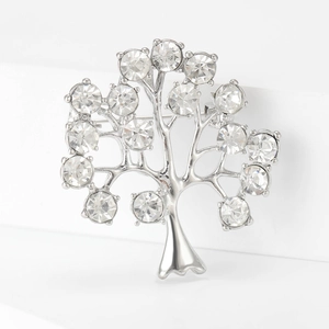 Broche arbre de vie argentée avec cristaux étincelants sur fond blanc épuré