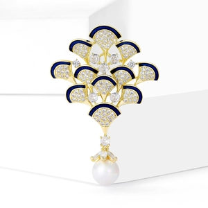 Broche éventail dorée avec émail bleu, pierres de zircon et une perle blanche suspendue