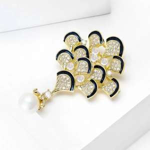 Broche luxueuse plume de paon avec émail bleu, zircons et perle de culture pendante