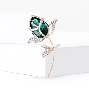 Eleganter roségoldener Blumen-Anstecknadel mit smaragdgrünem Kristall und weißen Diamanten