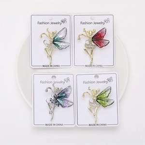 Détail de quatre broches fées avec strass et ailes translucides en dégradé de couleurs