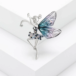 Broche fée florale élégante avec cristaux scintillants et ailes translucides