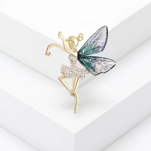 Détail de la broche fée avec strass blancs et ailes aux reflets dégradés colorés