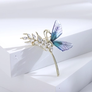 Eleganter Libellen-Anstecker mit blau-violetten Flügeln und funkelnden Markise-Kristallen