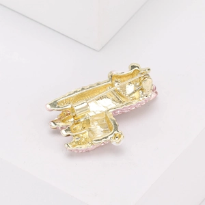 Detailansicht der Rückseite der goldfarbenen Schafbrosche mit Sicherheitsverschluss und Emaille