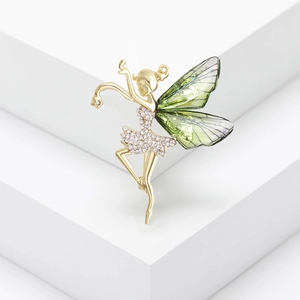 Exquise broche fée dorée avec strass scintillants et ailes dégradées vertes sur costume