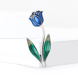 Broche tulipe élégante avec émail bleu roi et feuilles émeraude sur métal argenté