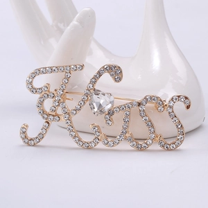 Dettaglio della spilla Kiss con scintillanti strass bianchi e cristallo a cuore