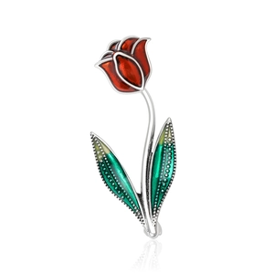 Élégante broche tulipe en émail rouge avec feuilles vertes sur fond blanc avec reflet