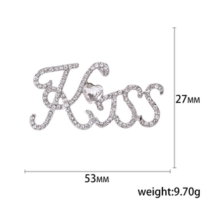 Spilla con lettera Kiss in strass argento e cristallo a cuore, lunga 53mm e 9,70g