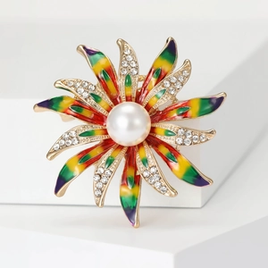 Vue macro d'une broche fleur en émail coloré avec perle centrale et cristaux brillants