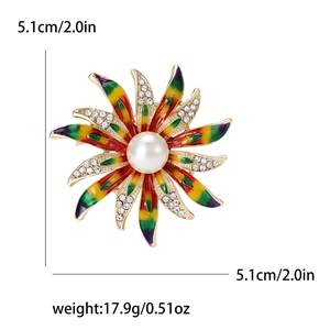 Broche fleur en émail coloré avec pétales superposés et perles blanches élégantes