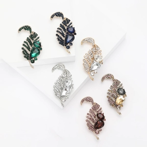 Vintage Alloy Rhinestone Leaf Brooch For Women Elegant Crystal Feather Pin For Suits Cardigans Fashion Jewelry Accessory Gift