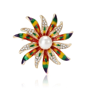 Broche tournesol exquise avec perle centrale et pétales en cristal sur fond blanc