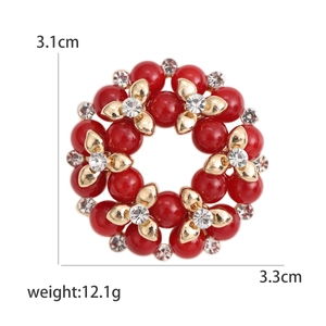 Elegante kransbroche met rode parels en gouden strassbloemen, mode-sieraad van 3,1cm x 3,3cm