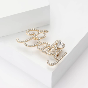 Broche en alliage doré au design de lettres Baby avec strass étincelants et cristal en cœur