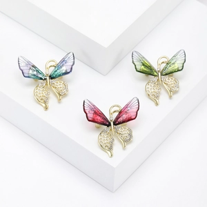Trois broches papillon en acrylique dégradé avec cadre doré et détails en zircon brillant