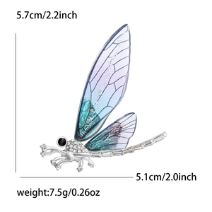 Dettaglio con dimensioni della spilla a libellula: altezza 5,7 cm e larghezza 5,1 cm