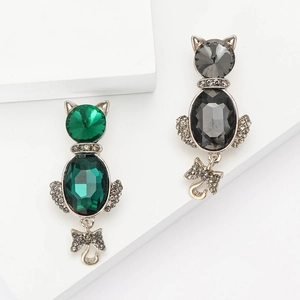 Elegant Alloy Faceted Crystal Cat Brooch With Rhinestones Luxury Animal Lapel Pin For Women Suit Coat Jewelry Gift