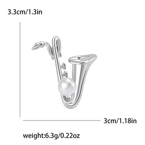 Broche saxophone en argent poli avec perle élégante et dimensions détaillées