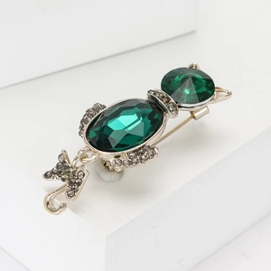 Exquisite cat shape brooch with green gemstones and gray rhinestones on silver base