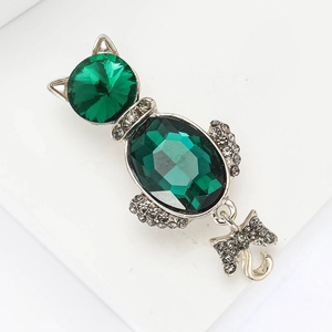 Elegant cat brooch with emerald green faceted stones and sparkling grey rhinestones on silver base