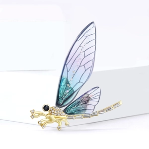 Squisita spilla a libellula con ali sfumate blu-viola e scintillanti accenti di diamanti