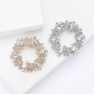 Élégante Broche Couronne de Fleurs en Alliage de Strass pour Femmes Mode Simple Banlieusard Costume Manteau Robe Bijoux Cadeau