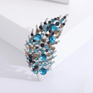 Eleganter silberner Federbrosche mit blauen und bernsteinfarbenen Kristallen