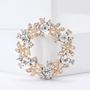 Broche couronne dorée élégante avec strass brillants pour costume de femme et accessoire mode