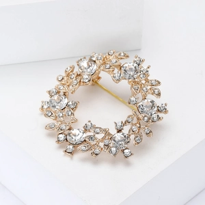 Broche couronne florale dorée élégante ornée de cristaux de zircone brillants