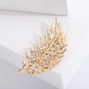 Detailansicht der Rückseite der goldener Brosche mit Verschlussnadel und Sicherungselement