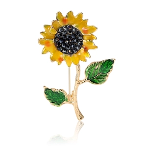 Broche tournesol élégante en émail aux pétales jaunes et centre en cristal sur fond blanc