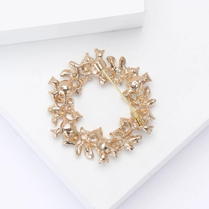 Vue arrière d'une broche couronne dorée montrant le fermoir à épingle de sécurité