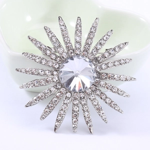 Dettaglio della spilla a girasole in argento con cristalli lucenti e gemma centrale