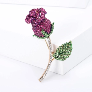 Squisita spilla a fiore di rosa con strass rosa e viola su base geometrica bianca pura