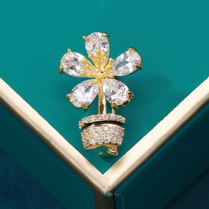 Primer plano de broche de maceta con pétalos de circón y base dorada elegante