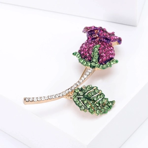Spilla rosa elegante con strass viola su base di presentazione bianca minimale