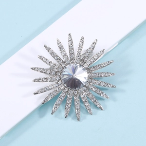 Dettaglio spilla a girasole argento con grande cristallo centrale e strass luccicanti