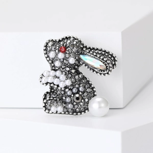 Creative rabbit brooch with dark grey rhinestones and elegant white pearls for women