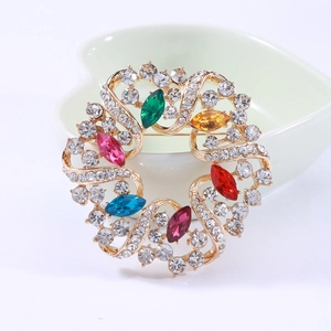Detailansicht einer farbenfrohen Strass-Kranzbrosche mit bunten Marquise-Steinen auf Gold