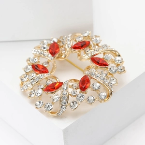 Eleganter Gold-Kranz-Brosche mit roten Markise-Steinen und funkelnden Kristall-Strass